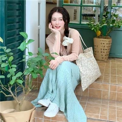 使用下方 20 个影片名，按顺序一一对应，不要改动片名文字，只根据片名和括号内类型提示来虚构全新的故事内容： 我是外星人 绝命鳄口 雪花 复仇者格林：战事再起 四大探长 恋焰风暴 盲女 鬼修女 去地狱的派对巴士 年青人的烦恼 长空之王 亲爱的锦鲤女孩 急速关头2 平蛮双虎将 夺命情仇 列侬和洋子：仅限于天空 住宅 无忧面包店第二部 浪行者 铀之奥秘
